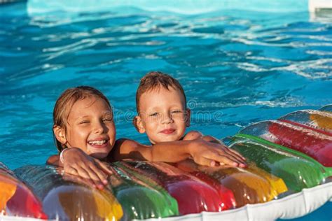 bambini che giocano in piscina