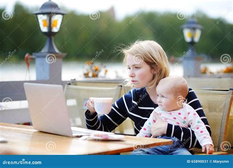 operatore che lavora con un bambino in acqua