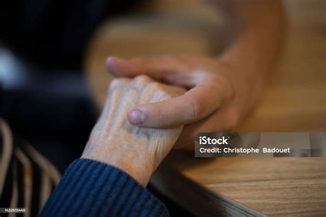 Persona anziana che tiene la mano di un caregiver
