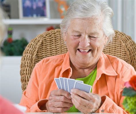 Illustrazione di un caregiver che gioca a carte con una persona anziana