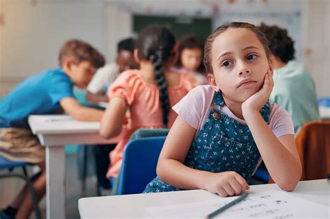 Bambino con ADHD che fatica a concentrarsi