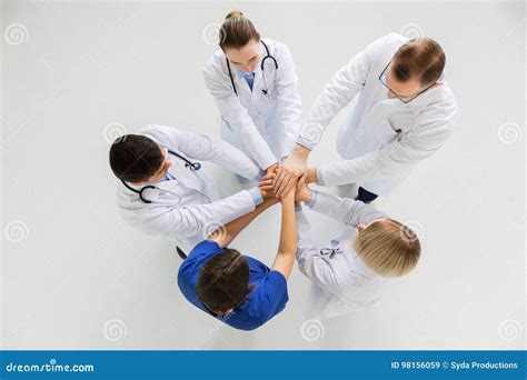Professionisti medici che collaborano