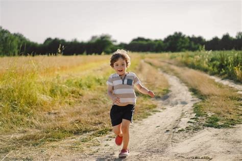 Bambino che corre e salta in un parco