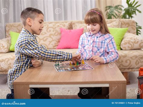 Gruppo di bambini che giocano insieme a un gioco da tavolo
