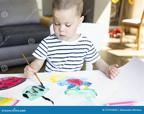 Bambino che disegna concentrato