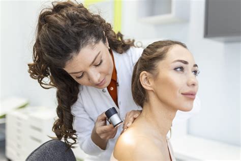 Illustrazione di una persona che consulta un dermatologo o un esperto di bellezza
