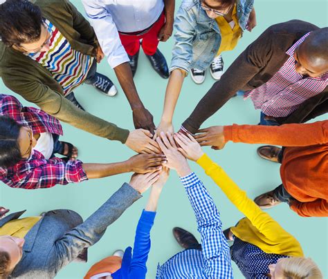 Immagine concettuale che rappresenta la diversità delle esperienze umane e delle narrazioni