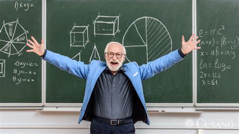 Insegnante che gestisce una classe vivace