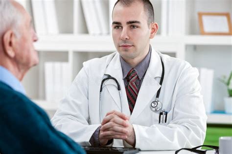 illustrazione di un medico che parla con un paziente in un ambiente sereno