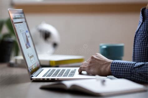 Adulto con segni di autismo che lavora al computer
