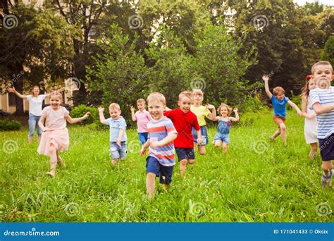 Bambini che corrono e saltano in un parco giochi