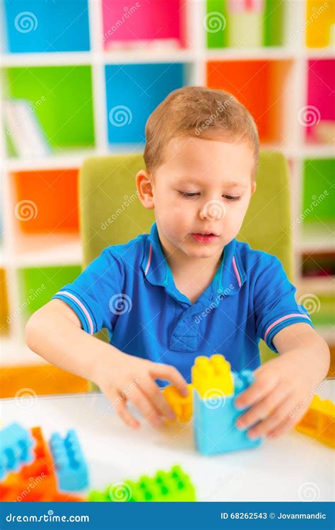 Bambino piccolo che gioca con blocchi colorati