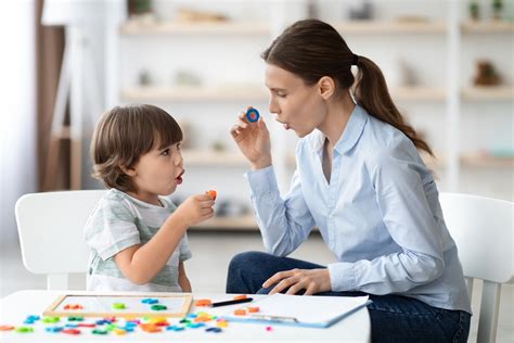 Logopedista che lavora con un bambino utilizzando immagini