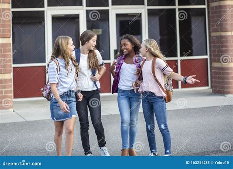 Ragazze che parlano insieme in un centro di supporto