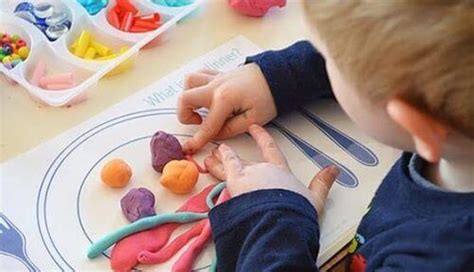 bambino autistico che gioca con pongo