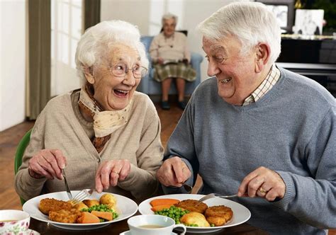 Anziani che mangiano