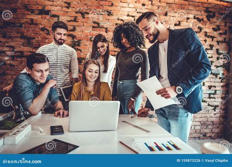 Professionisti che lavorano insieme in un ufficio moderno