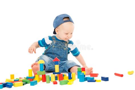 Bambino che gioca con blocchi colorati, simulando un test cognitivo