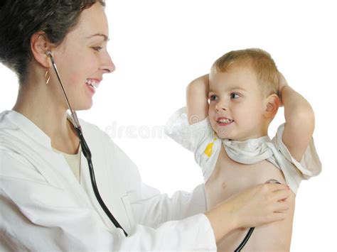 Medico che visita un bambino