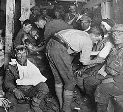 Soldati australiani in una stazione di medicazione vicino a Ypres, Belgio, 1917