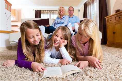 famiglia che legge un libro insieme