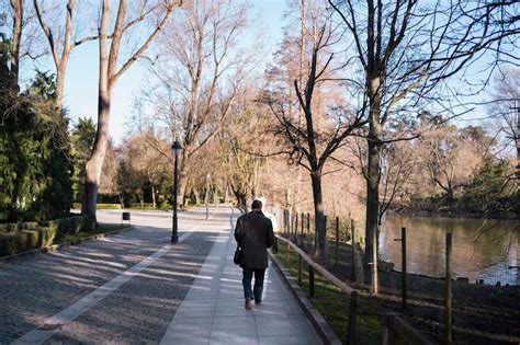 Persona che fa una passeggiata in un parco