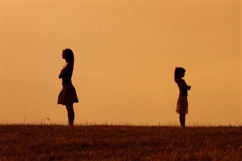 Rappresentazione simbolica di una madre distante e un bambino pensieroso