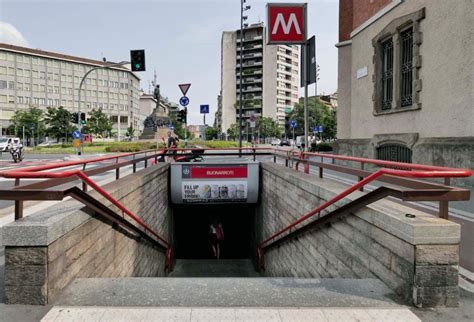 Segnaletica storica della metropolitana di Milano progettata da Bob Noorda