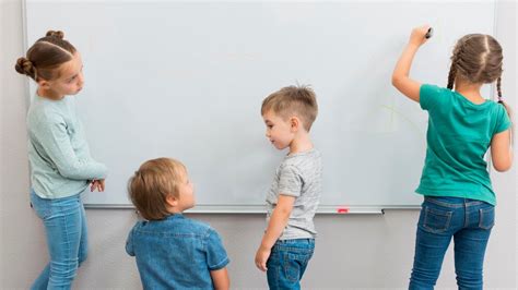 Bambini che scrivono alla lavagna