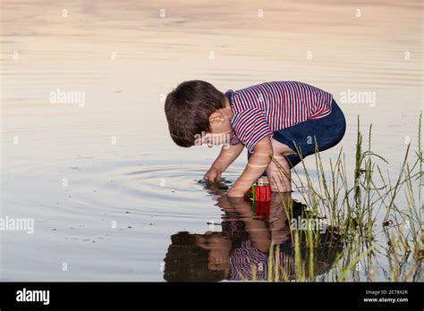 Riflesso di un volto in una pozza d'acqua