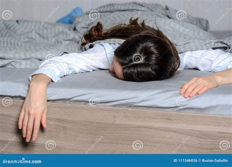 Immagine di una persona che appare stanca e preoccupata, con elementi visivi che suggeriscono ansia e depressione