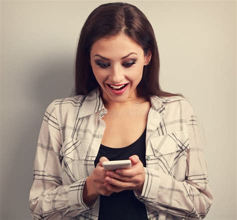 Donna che guarda un messaggio sul telefono con espressione confusa e triste