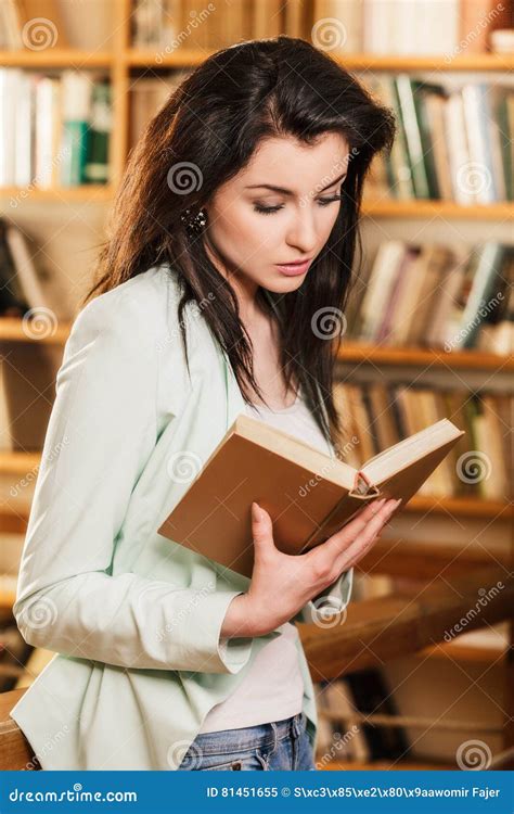 Donna che legge un libro con un sorriso sereno