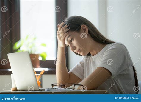 Persona che lavora in un ufficio con espressione preoccupata