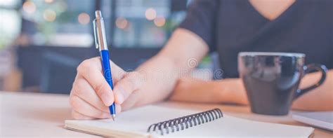 Persona che scarabocchia su un blocco note