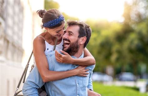 coppia felice durante l'innamoramento