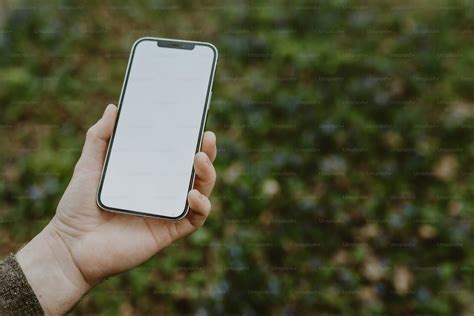 una persona che guarda un ritratto sbiadito