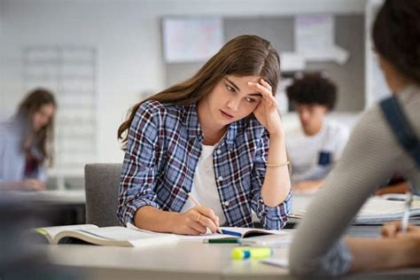 Studente che esprime ansia durante un'interrogazione