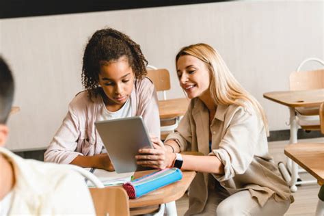 Tutor che aiuta uno studente con i compiti