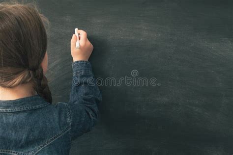 Bambino che scrive alla lavagna