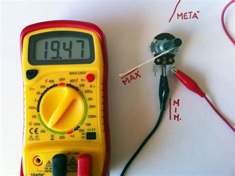 Multimetro che misura la resistenza elettrica