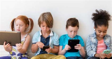 Adolescenti che utilizzano dispositivi digitali