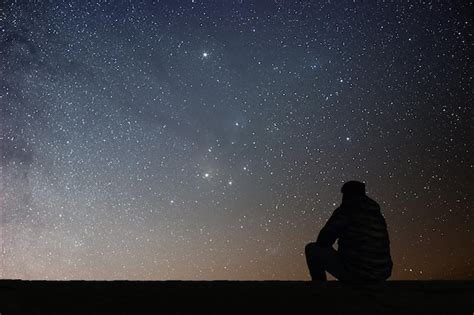 Una persona che guarda il cielo stellato