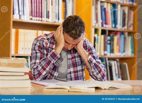 studente che studia con ansia