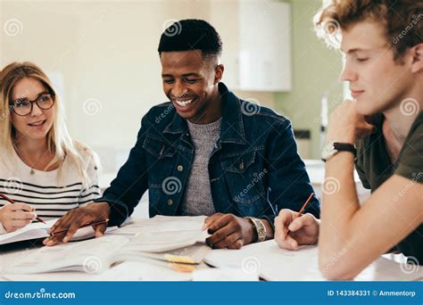 Gruppo di studenti che discutono