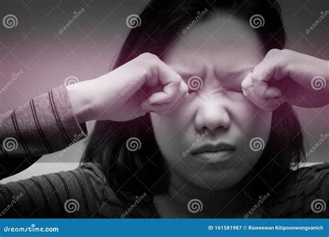 donna con lenti a contatto che si strofina gli occhi