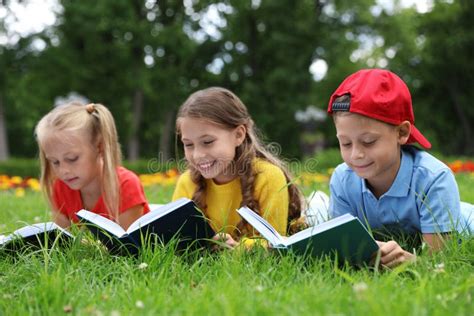 Bambini che leggono libri in un ambiente scolastico