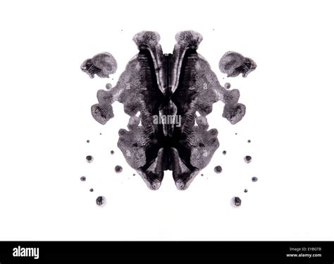 Un professionista che somministra il Test di Rorschach a un paziente