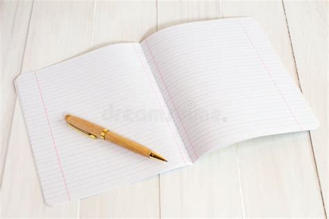 Immagine di un quaderno aperto con una penna, a simboleggiare l'annotazione di sogni e pensieri