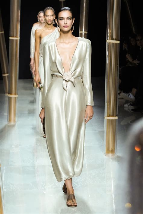 Modelle in passerella con abiti eleganti